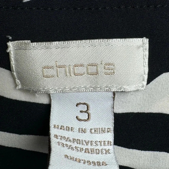 Chico’s Women’s Black and White Print V-Neck Top w/metal closure Size 3 (16/18) - Picture 2 of 3